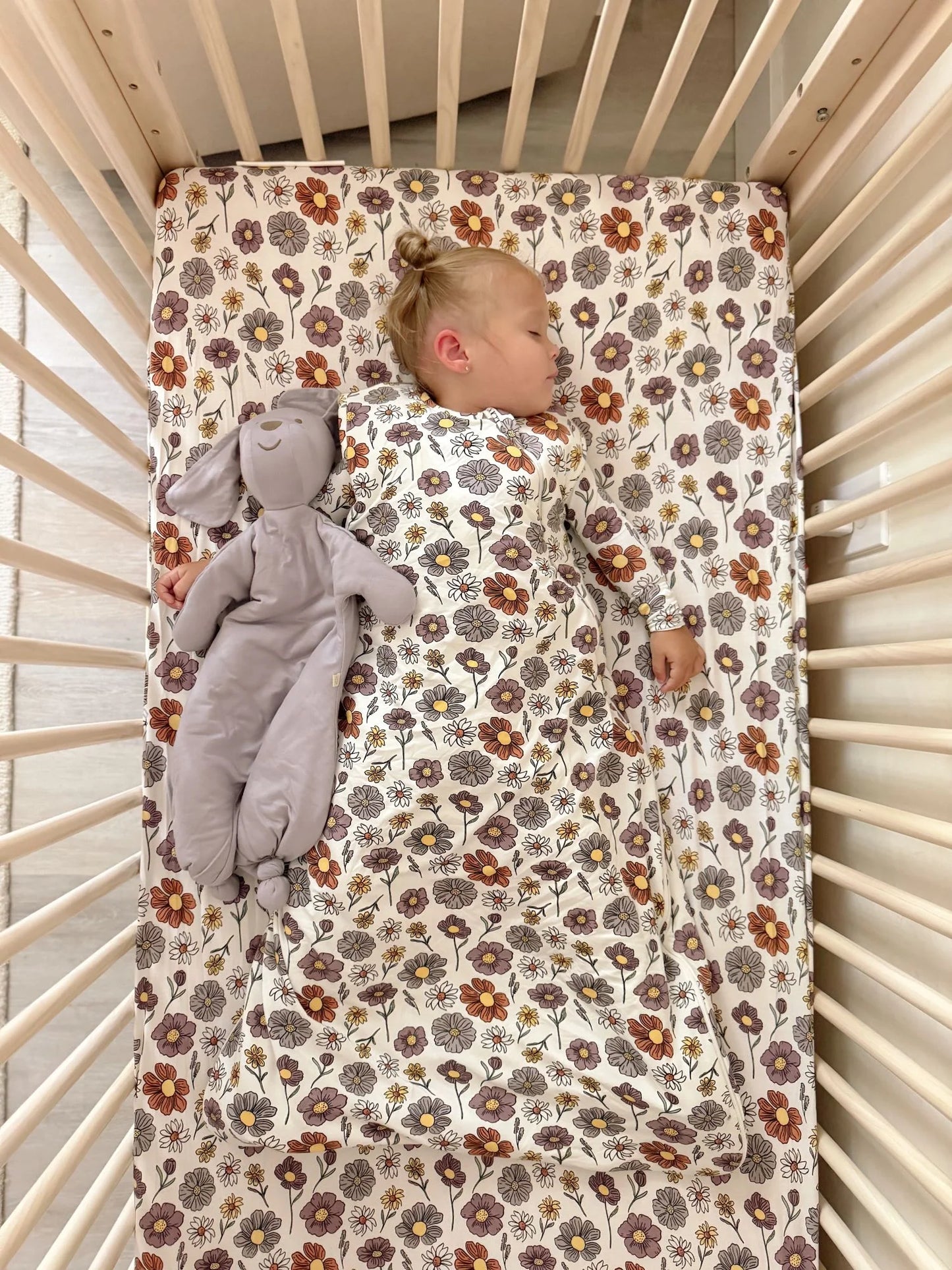Gunamuna crib sheet, dusty floral