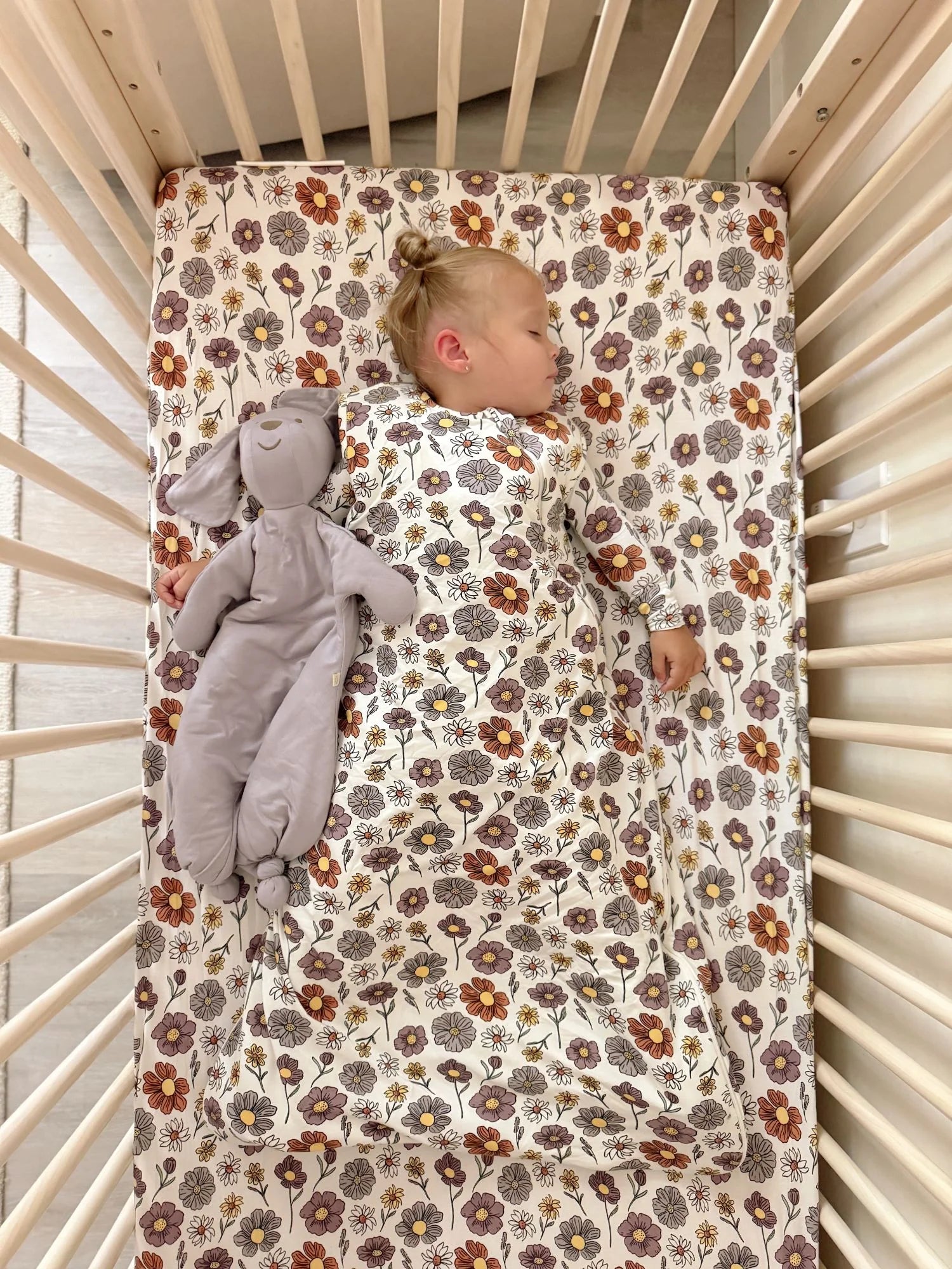 Gunamuna crib sheet, dusty floral